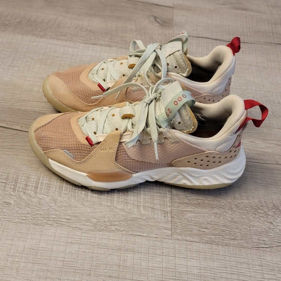 Jordan Athletic Shoes in Beige and Red - Picture 4 of 7
